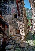 Val Bregaglia - Savogno, Madonna con Bambino e S. Antonio Abate dipinto su una baita.